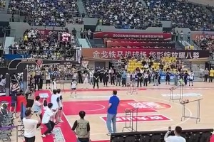 現(xiàn)在中國男籃有人能做到嗎？戰(zhàn)神劉玉棟穿牛仔褲沒熱身，三分10中10