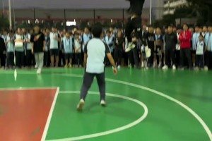 不是哥們，你在二樓跳投？彈跳太夸張了