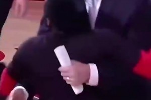 臥槽真重！姚明球衣退役儀式上，哈登直接跳到大姚身上來了個熊抱