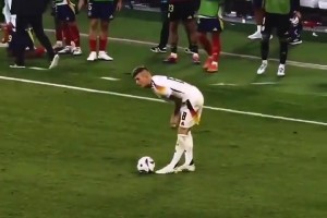 鮮有人能有完美的結局！名場面：克羅斯退役前的最后一次觸球！