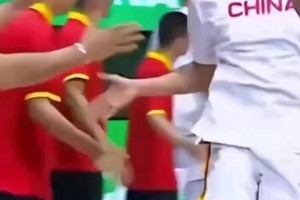 阿里納斯此前：你讓李凱爾和一群傻子打球，他看起來也會很傻！