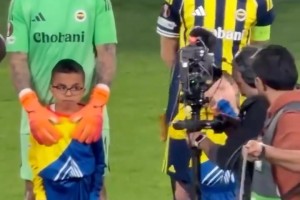 鐵漢柔情！埃德森想吸引女球童注意，得知她是聾人立即改手語交流