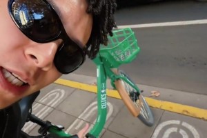 怎么掃到一輛凱爾特人共享單車？？？