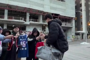 現(xiàn)場(chǎng)支持者很多??小楊賽前給場(chǎng)外球迷簽名，居然還有青島球衣！