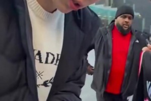 多倫多球迷等瀚森簽名等了1個(gè)小時(shí)！瀚森：都是哥都是哥??