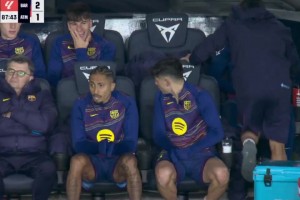 好冷的天！拉菲尼亞和亞馬爾在替補(bǔ)席上快被凍死了~