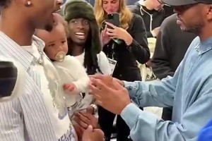 保羅想抱抱亞歷山大的兒子，但后者似乎有點不太情愿啊??