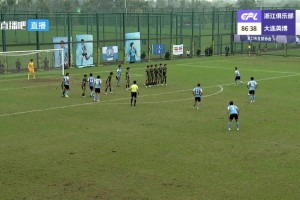 被反殺啦？！大連英博U21任意球折射入網(wǎng)，浙江隊(duì)落后！