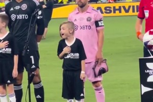 這下有和同學(xué)們嘮的了！名場面：梅西的小球童全程難以置信！