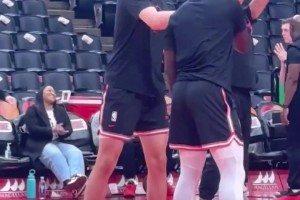 楊瀚森賽前內(nèi)線訓(xùn)練單手拋投+與好哥們西索科友誼互動(dòng)