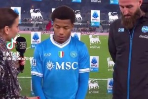 摸摸腦袋！在2米的門將米林門前，內(nèi)雷斯看起來(lái)好像小孩啊~