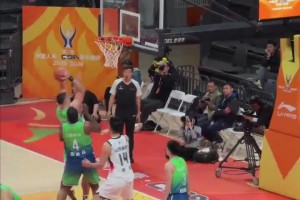 這也太難了吧？！詹姆斯中圈高難度壓哨三分，在空中還有個折疊動作！