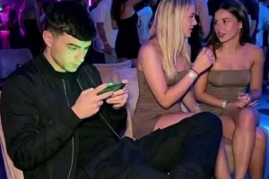 佩德里：女人，休想耽誤我玩游戲??