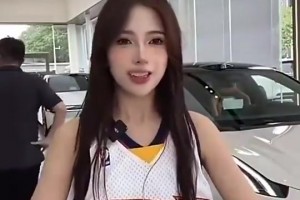 長得有點好看啊！一位汽車女銷售身穿庫里球衣，在直播間戴皇冠
