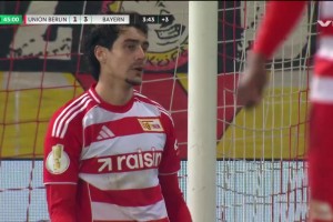 拜仁3-1柏林聯(lián)合！奧利塞定位球開出，萊特頭球自擺烏龍！