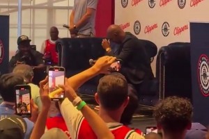 唏噓！4個月前，保羅在快船為其舉辦的歡迎儀式上幾近落淚！