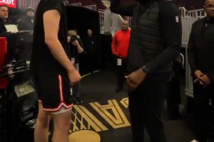 楊瀚森和開拓者老狀元奧登站在一起，身形似乎差距不大？