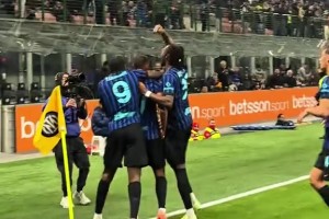 實拍：收獲藍(lán)黑處子球后，比塞克向藍(lán)黑擁躉們“介紹”迪烏夫??