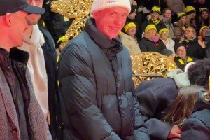 他在烤火嗎？拜爾這兩下我尋思我二舅烤火呢~