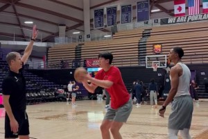 楊瀚森賽前投籃熱身，備戰(zhàn)今日發(fā)展聯(lián)盟比賽！