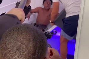 甲亢哥和費(fèi)迪南德年首次合作時(shí)被狂倒冰塊，差點(diǎn)沒(méi)給甲亢哥凍壞了