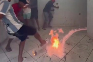 足球火？外國(guó)球迷在作死的路上能有多大膽??