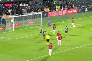 點(diǎn)球不進(jìn)反被絕殺！國(guó)王杯對(duì)手點(diǎn)球不進(jìn)，十人瓦倫絕殺晉級(jí)！