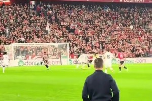 激情慶祝！姆巴佩一條龍破門場(chǎng)邊阿隆索的反應(yīng)