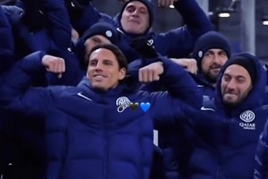 整齊劃一！國米替補(bǔ)席上的主力們齊刷刷陪皮奧秀二頭肌??