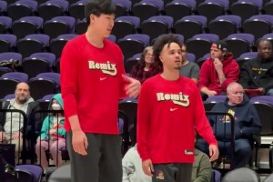 楊瀚森賽前和隊友流暢溝通，英語是真有進步！