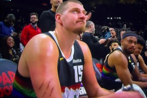 觸目驚心??！約基奇胳膊上的三道血痕是誰撓的？下手真狠啊??