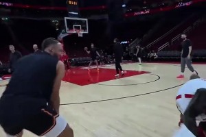 ??狄龍重回火箭主場，上來就和火箭熊干了一架！