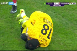 紅牌還是黃牌？曹永競單刀越位，踩在王國明小腿上染黃