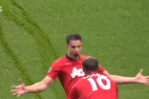 范佩西攻破阿森納球門后滑跪慶祝的這個場面，當(dāng)時引發(fā)了不少爭議