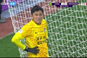 表情包！王國(guó)明撲出法比奧點(diǎn)球被判重罰，一邊噴水一邊苦笑??