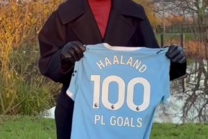 哈蘭德曬出英超100球紀(jì)念球衣，這畫質(zhì)都快看不清哈蘭德的臉了