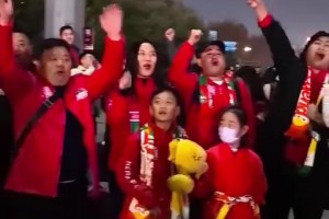 60多歲河南老球迷助威足協(xié)杯：用心去踢，什么成績都能接受！