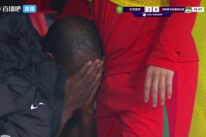 發(fā)生了什么？阿奇姆彭被換下后掩面痛哭