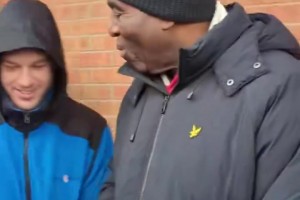 賽后維拉球迷對(duì)著AFTV博主高唱：再次獲得第二名！