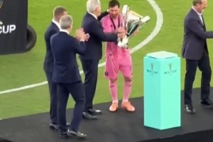 頒獎(jiǎng)時(shí)刻，梅西一甩頭：老貝來站我邊上??