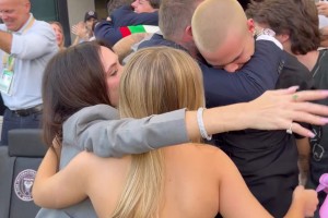 哨響時(shí)刻貝克漢姆一家慶祝奪冠，小貝真帥&小七也長(zhǎng)大漂亮了