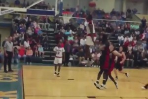 當(dāng)年天賦真是太殘暴了！錫安高中時(shí)期的滑翔灌籃觀感太炸裂了??