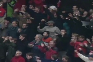 萬人迷！名場(chǎng)面：貝克漢姆“淹沒”在曼聯(lián)球迷中！