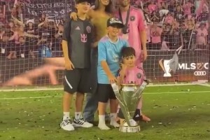 賽后梅西和家人一起與球迷、獎杯合影??