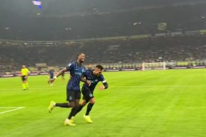 實(shí)拍：角球破門后，勞塔羅將小圖拉姆推向場(chǎng)邊單獨(dú)接受掌聲??