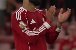 8月薩拉赫最后一個(gè)離開球場(chǎng)的球員，他含淚在Kop看臺(tái)前唱若塔之歌