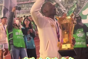 地道京味兒！實(shí)拍：法比奧一曲國(guó)安版《WakaWaka》燃爆全場(chǎng)??