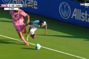 鳴不平？?？怂贵w育：溫哥華隊(duì)再次倒地，裁判沒有判罰點(diǎn)球??