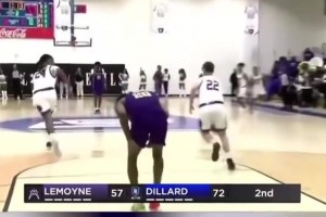 搞事的觀眾席！球員扣籃失手后捂著腿，場下觀眾全都模仿他受傷~