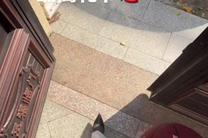 ??能單手抓球的女人很少見喲！